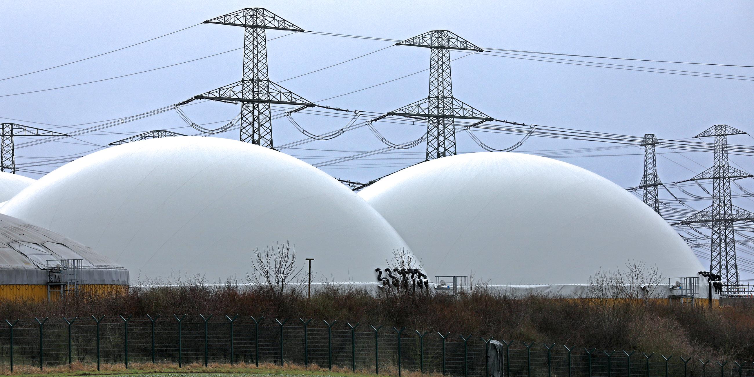 Blick auf die Biogasanlage von Envitec,  im Hintergrund ein Umspannwerk
