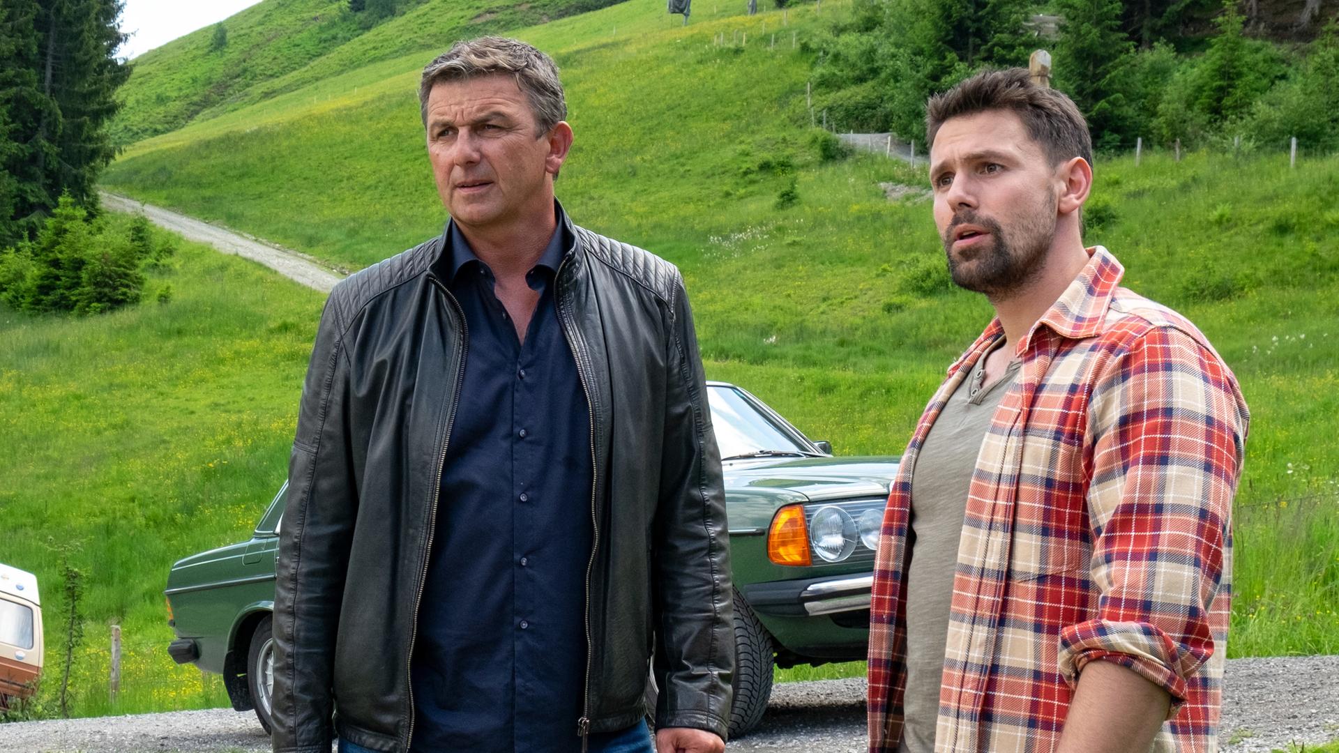 Jan Behringer (Joshua Grothe) steht neben Dr. Martin Gruber (Hans Sigl) in der Hofeinfahrt.