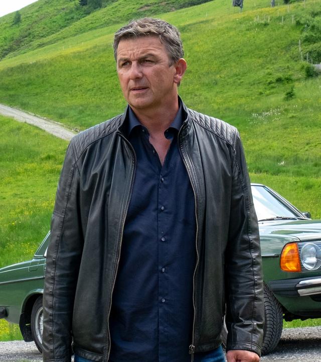 Jan Behringer (Joshua Grothe) steht neben Dr. Martin Gruber (Hans Sigl) in der Hofeinfahrt.