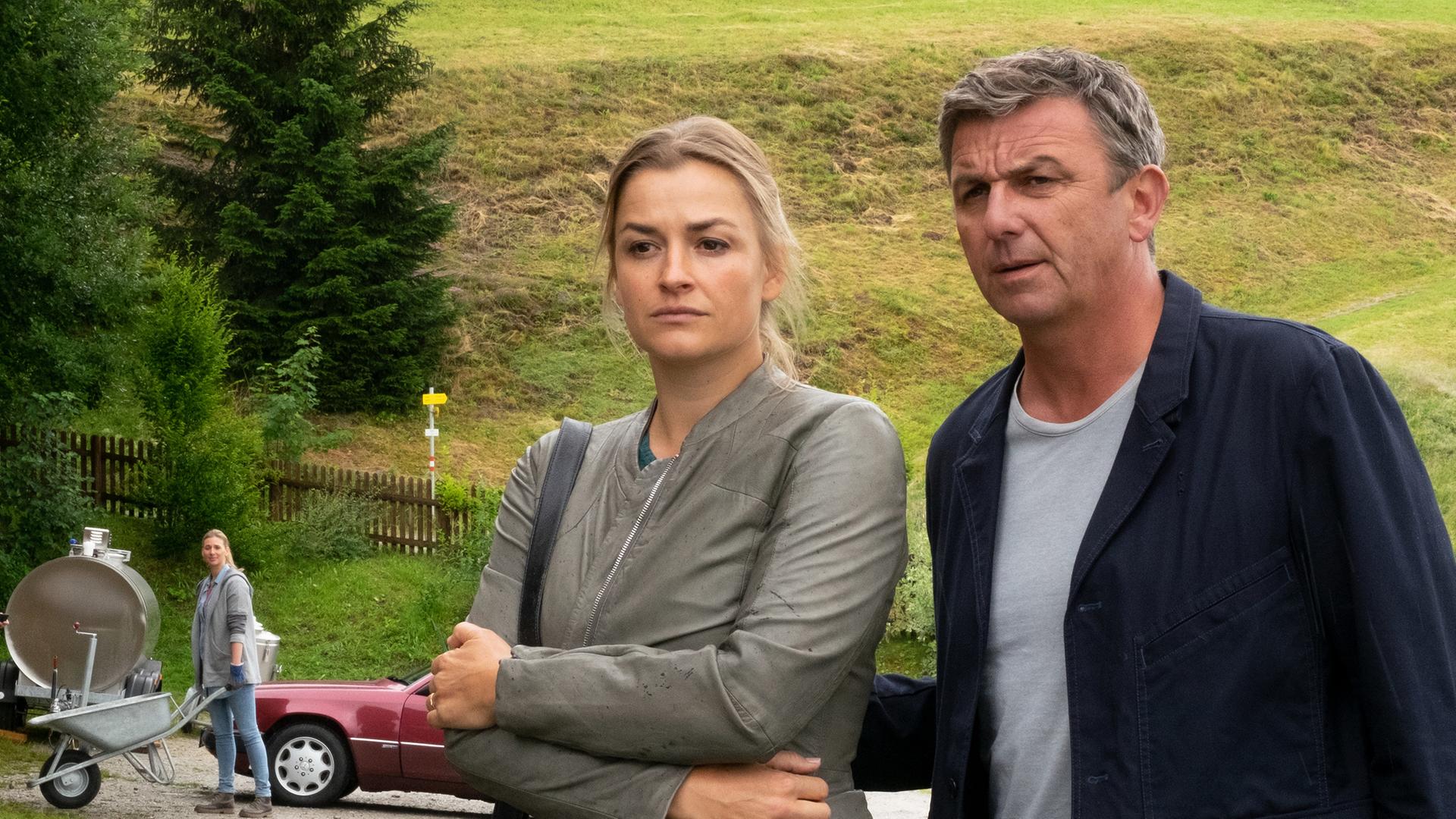 Martin (Hans Sigl) und Anne (Ines Lutz) stehen mit ernster Miene im Hof. Im Hintergrund stehen Hans (Heiko Ruprecht) und Linn Kemper (Andrea Gerhard) und blicken zu den beiden.