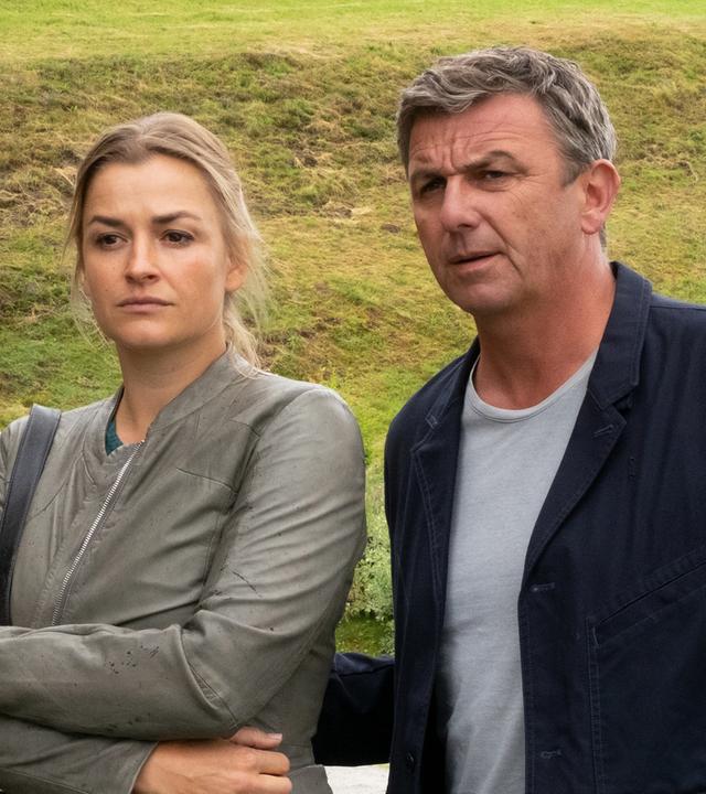 Martin (Hans Sigl) und Anne (Ines Lutz) stehen mit ernster Miene im Hof. Im Hintergrund stehen Hans (Heiko Ruprecht) und Linn Kemper (Andrea Gerhard) und blicken zu den beiden.