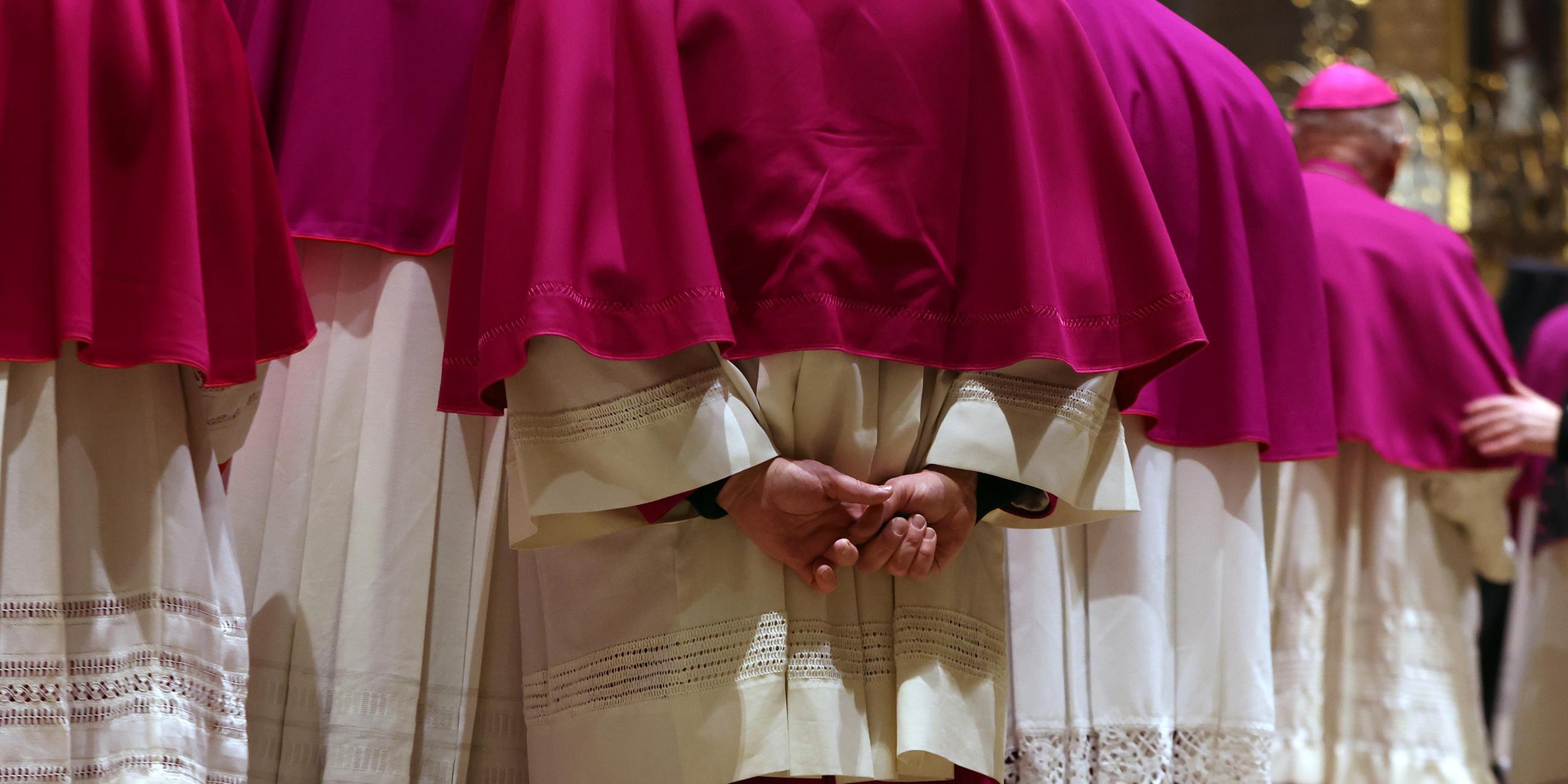 Bischöfe stehen vor dem Eröffnungsgottesdienst im Hohen Dom zusammen.