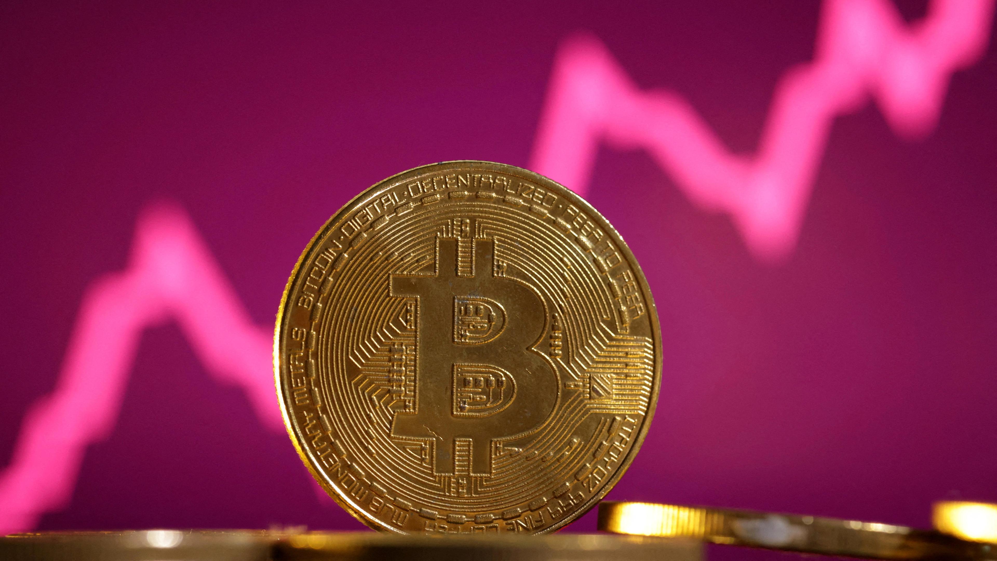 Eine fiktive Bitcoin-Münze vor einem Chart mit steigendem Kurs.