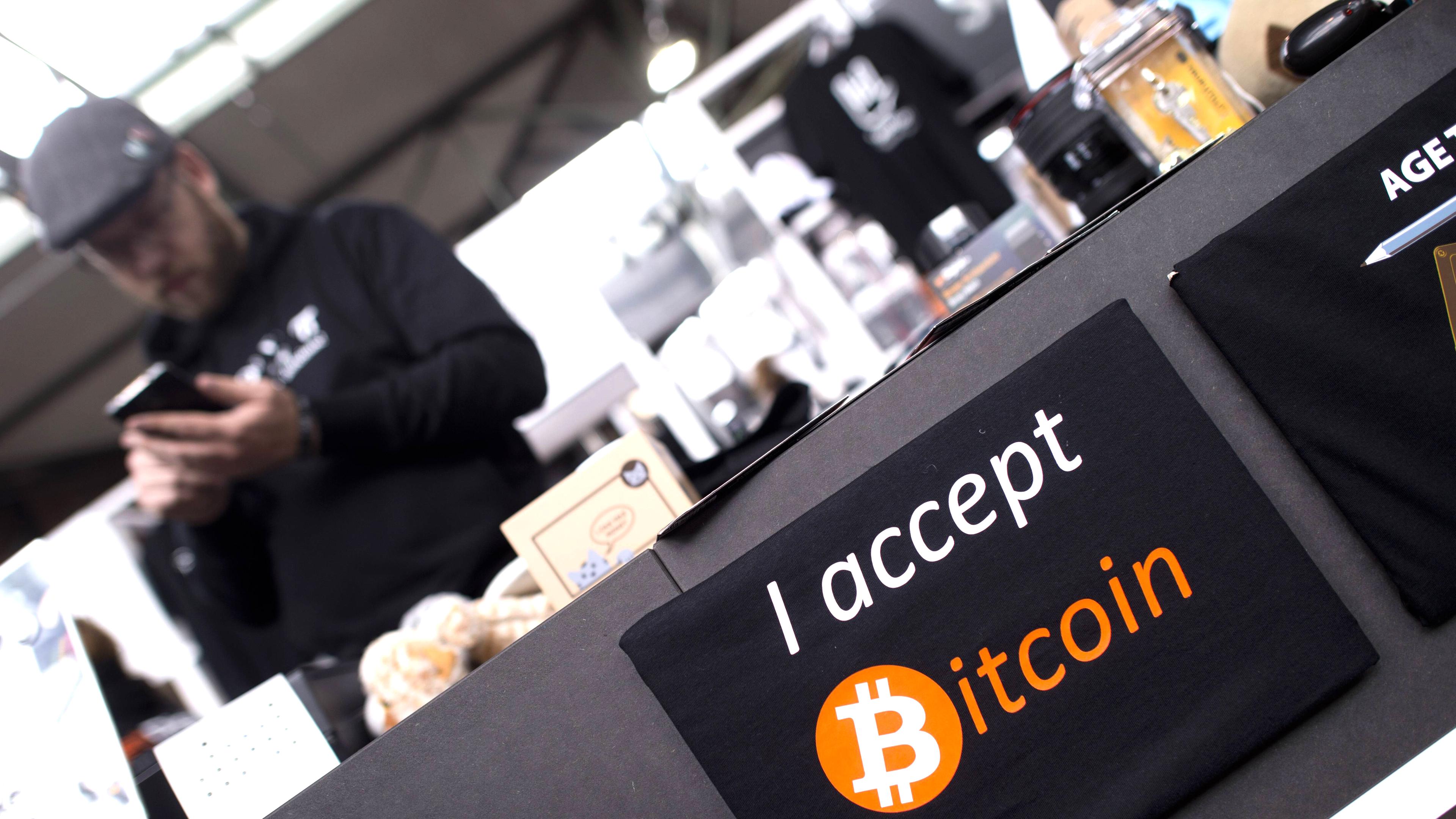 Schild mit Aufschrift "I accept Bitcoin"