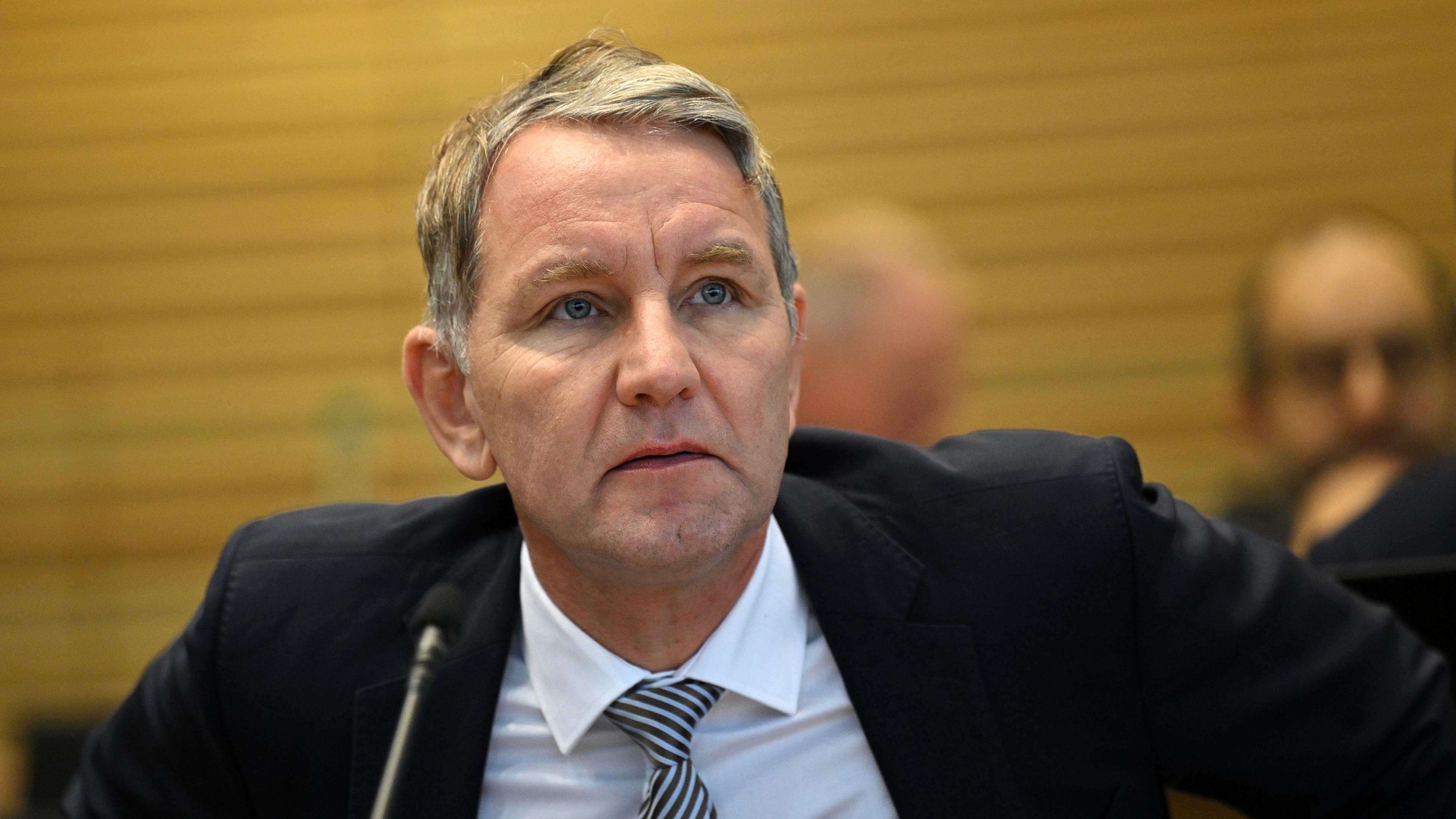 Björn Höckean einem Mikrofon im Thüringer Landtag.