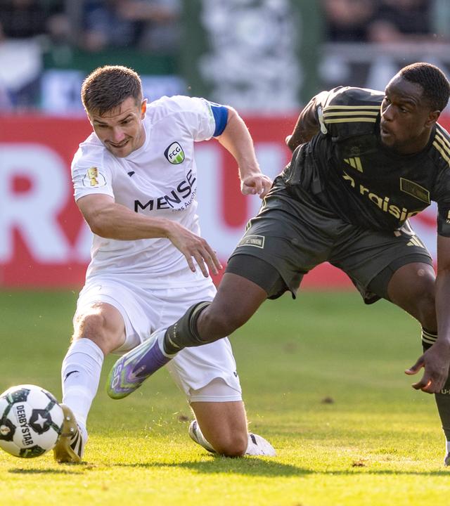 Björn Rother (l, FC Gütersloh) und Ilyas Ansah (1. FC Union Berlin) kämpfen um den Ball.