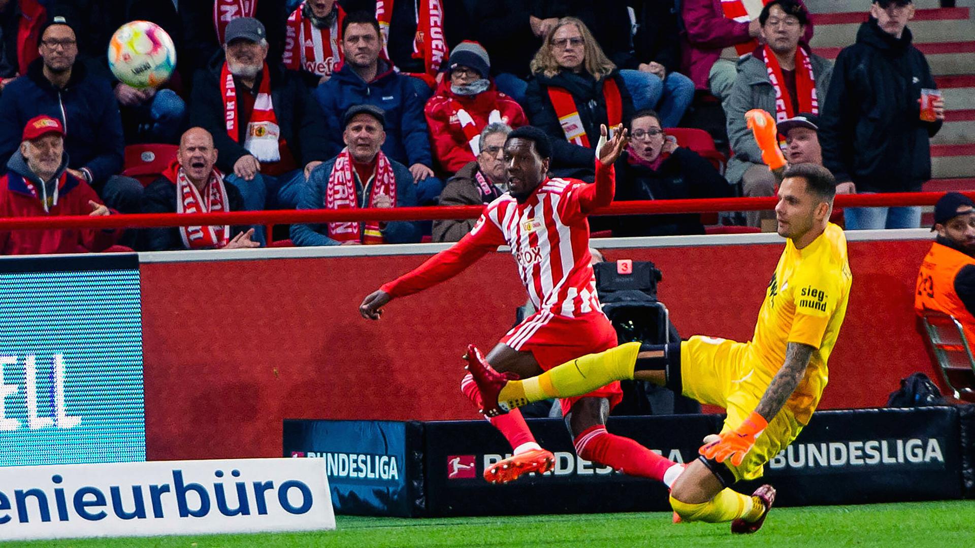 09.11.2022, Berlin: Tor zum 1:0 für Union Berlin durch Sheraldo Becker gegen den FC Augsburg