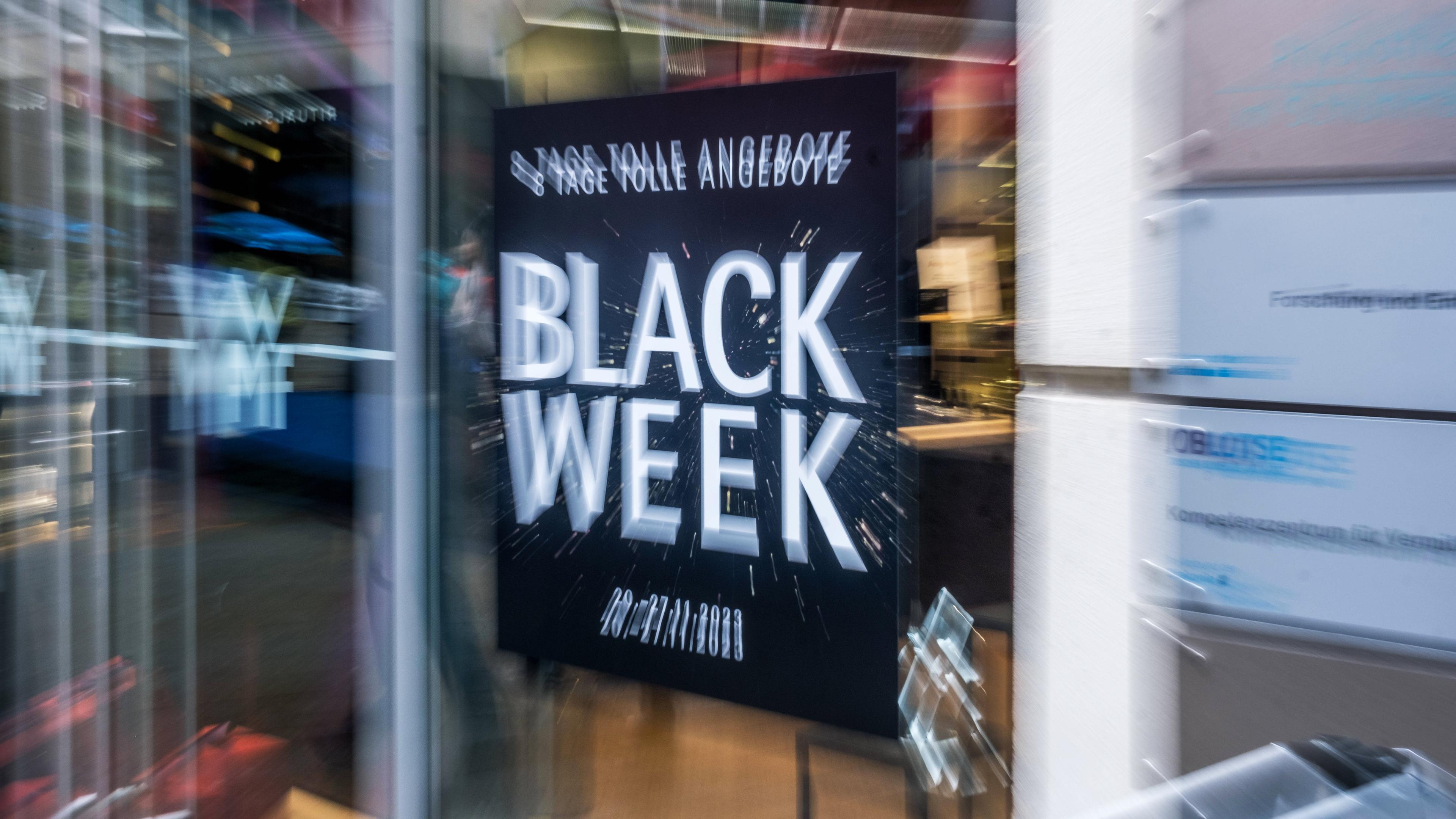 Werbeschild zum "Black Friday" am Eingang eines Geschäfts 