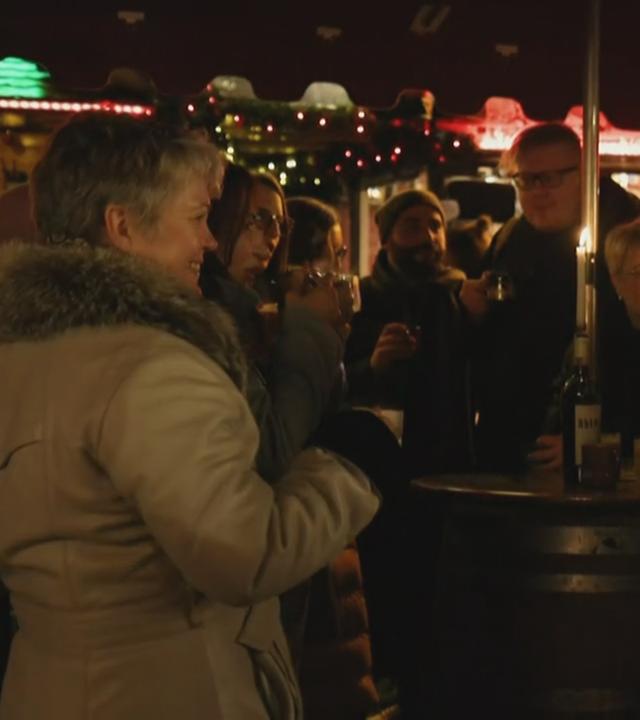 Menschen auf dem Weihnachtsmarkt