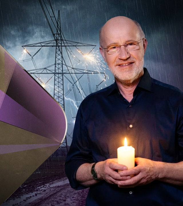 Harald Lesch mit Kerze vor Strommasten mit Blitzen