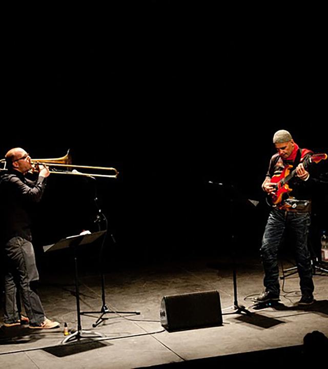 Die Musiker Samuel Blaser und Marc Ducret vor Dunkel.