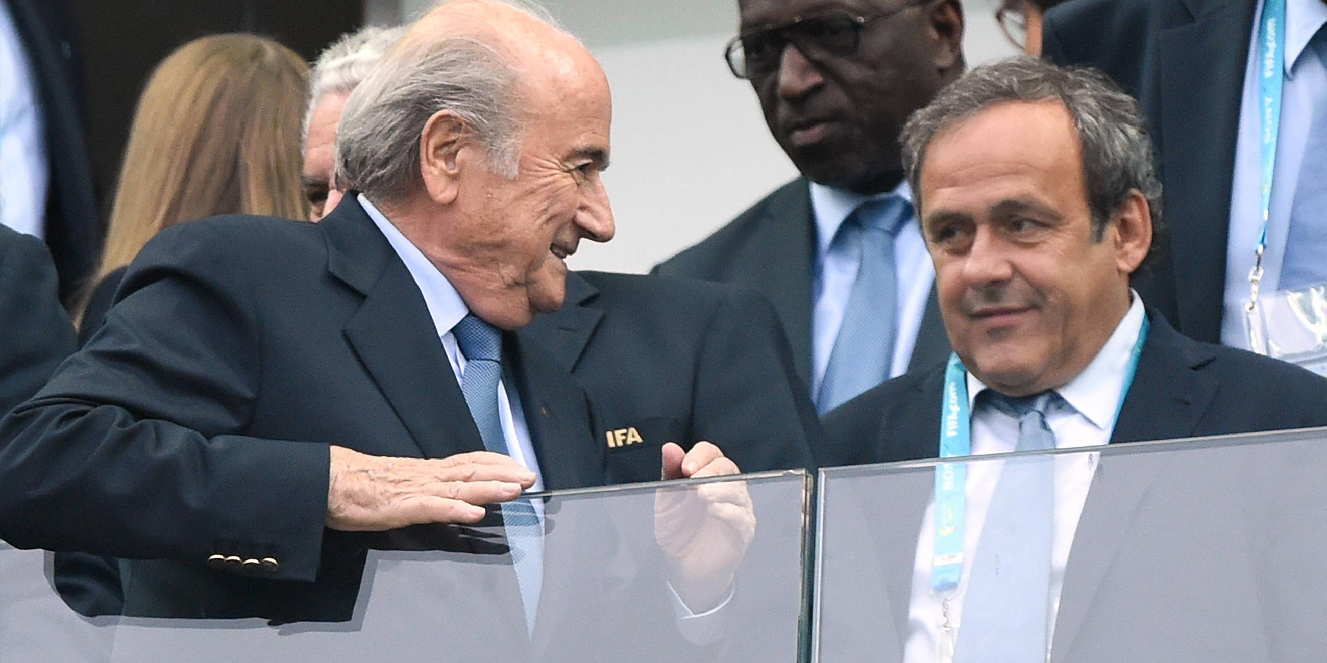 Archiv: FIFA Präsident Joseph Sepp Blatter (SUI) mit Uefa Präsident Michel Platini (FRA) auf der Ehrentribüne. 