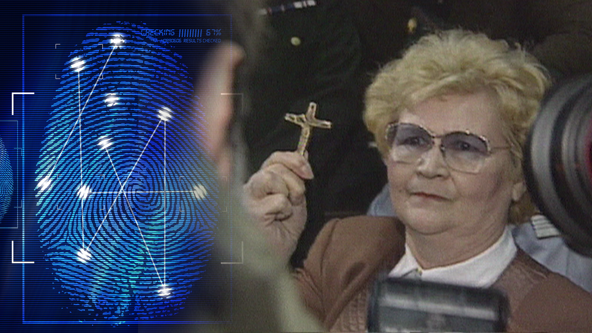 Eine Frau, ca. 65 Jahre alt in einem Gerichtsaal hält in ihrer rechten Hand ein goldenes Kreuz in Richtung zahlreicher Kameraleute. Links daneben: Lichtschematische Darstellung eines Fingerabdrucks.