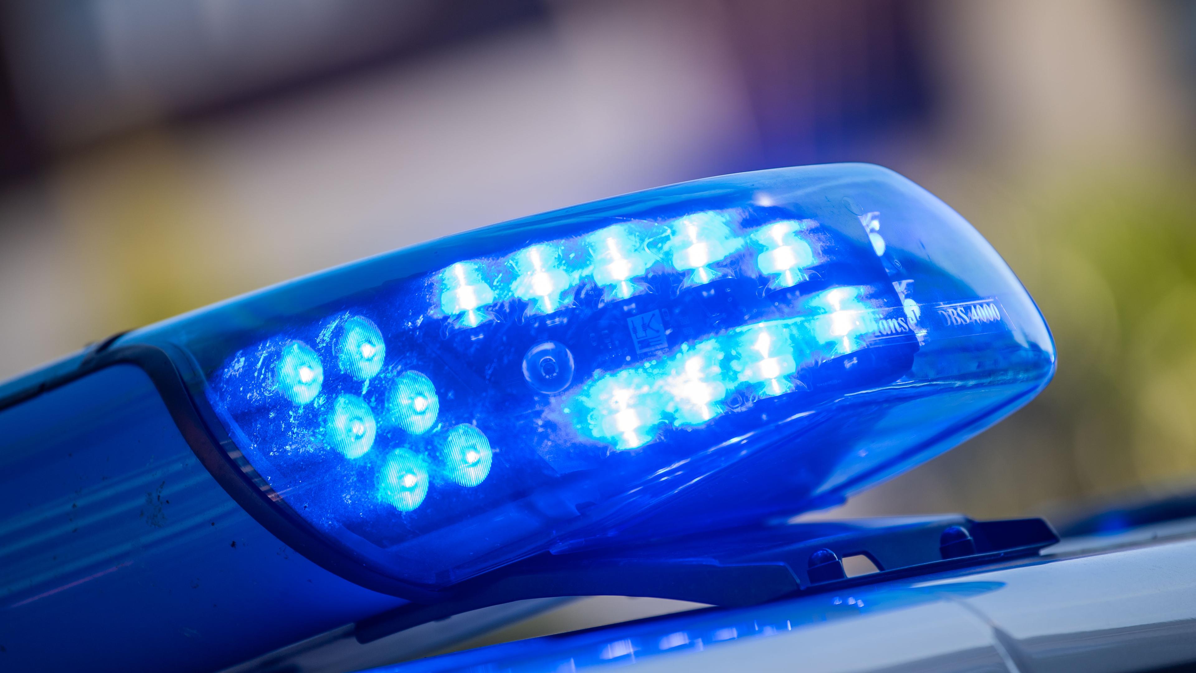 Ein Blaulicht ist auf dem Dach eines Polizeifahrzeugs