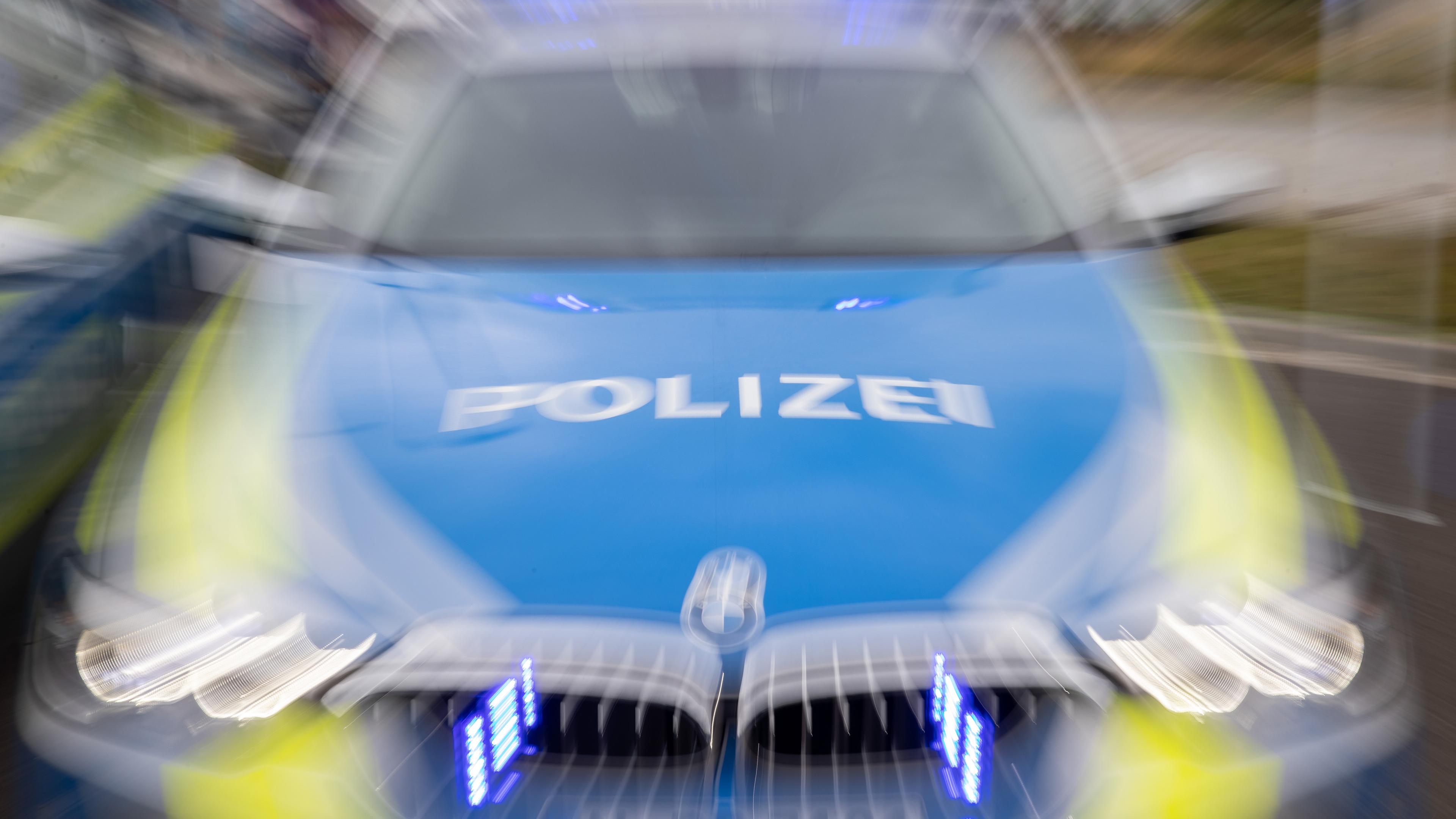 Symbolbild: Blaulicht an einem Polizeifahrzeug