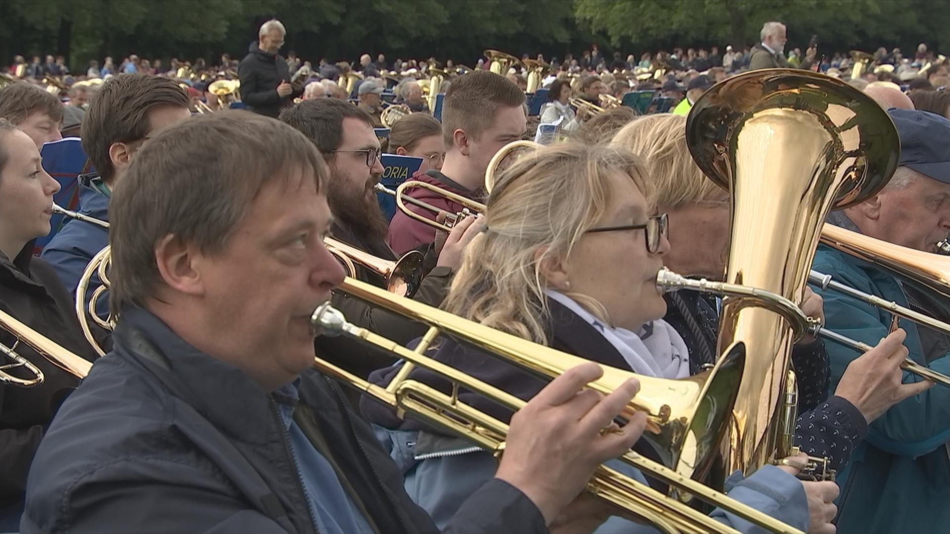 Tausende Blechbläser musizieren gemeinsam auf dem Posaunentag in Hamburg.