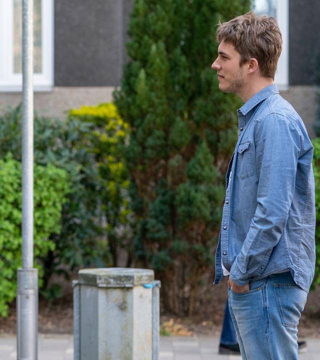 "Notruf Hafenkante - Bleib bei mir": Der Polizist Nick Brandt (Raúl Richter) und Max Lorenz (Felix Mayr) stehen sich mit etwas Abstand auf einer Straße gegenüber und sehen sich an.