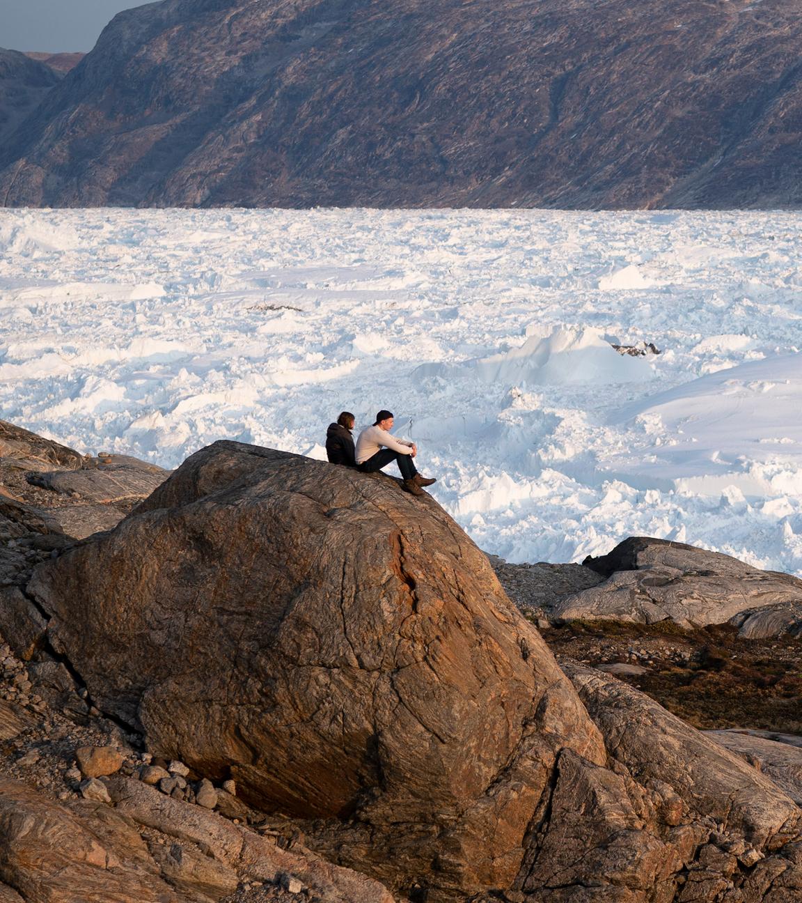 Touristen in Grönland betrachten die Umgebung