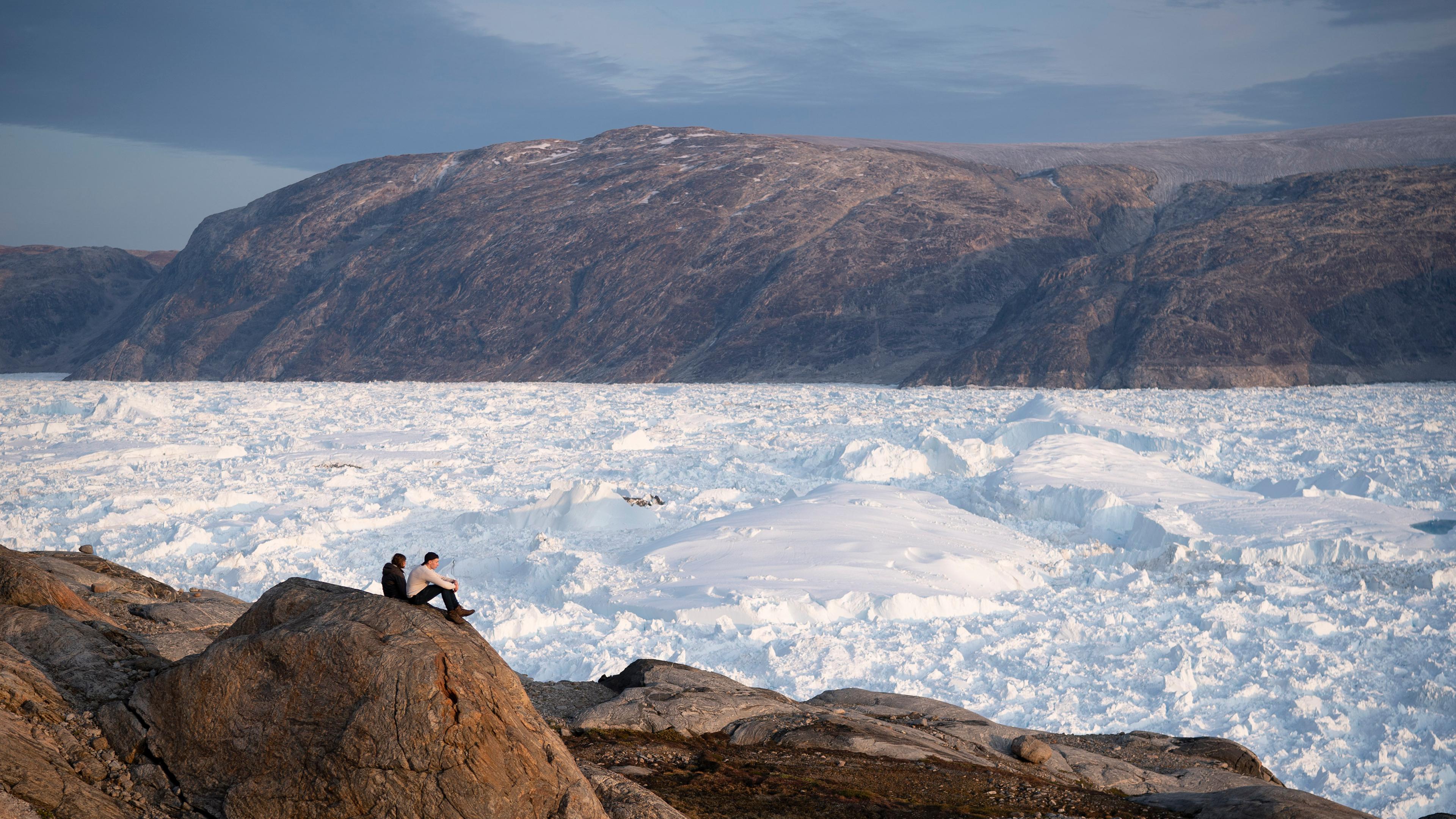 Touristen in Grönland betrachten die Umgebung