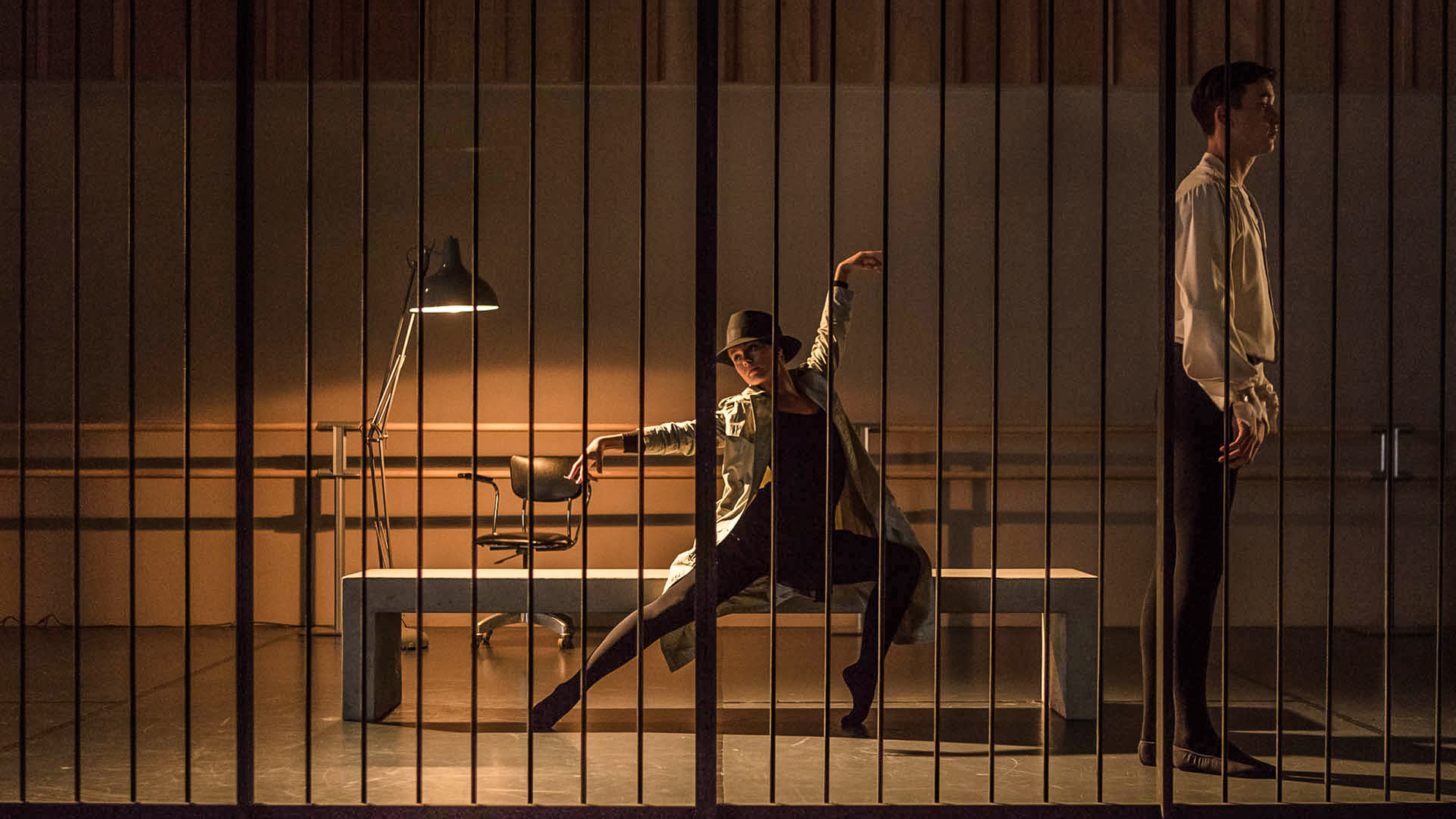 Lena (links) ist in die Rolle einer Detektivin geschlüpft und befragt Nico (rechts) in einer Gefängniszelle. 