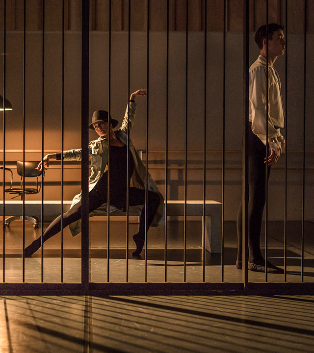 Lena (links) ist in die Rolle einer Detektivin geschlüpft und befragt Nico (rechts) in einer Gefängniszelle. 