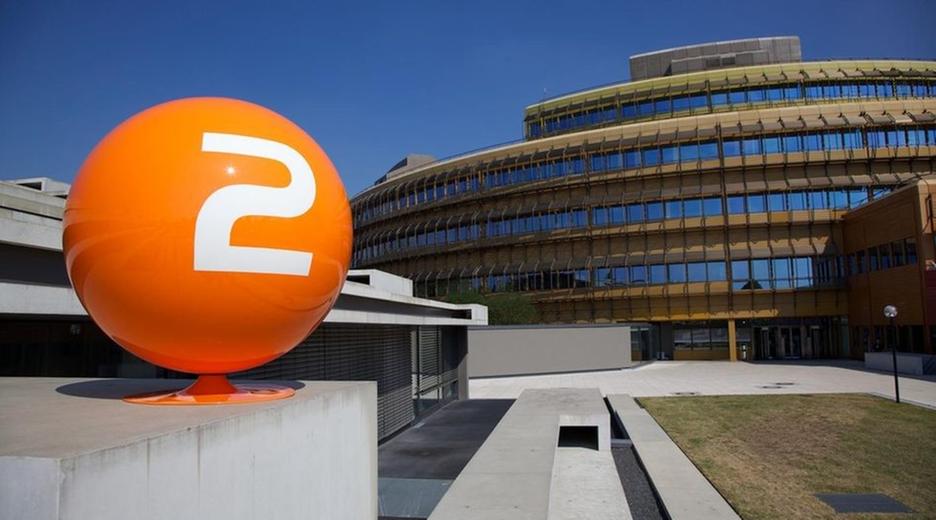 ZDF-Ballchair vor Sendezentrum / Typical für Presse und Postionen