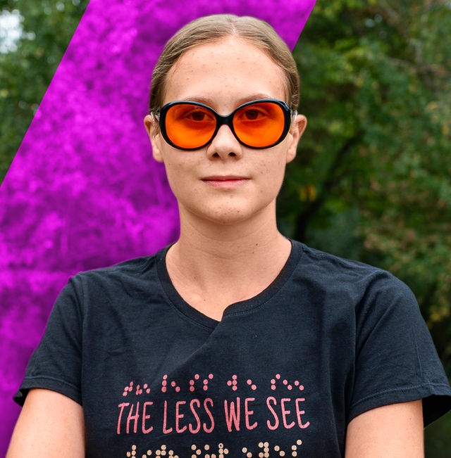 Auf der rechten Seite ist eine junge Frau zu sehen. Sie trägt eine rote Brille. Auf der linken Seite fährt die junge Frau mit Rollschuhen und hat einen Blindenstock in der Hand.