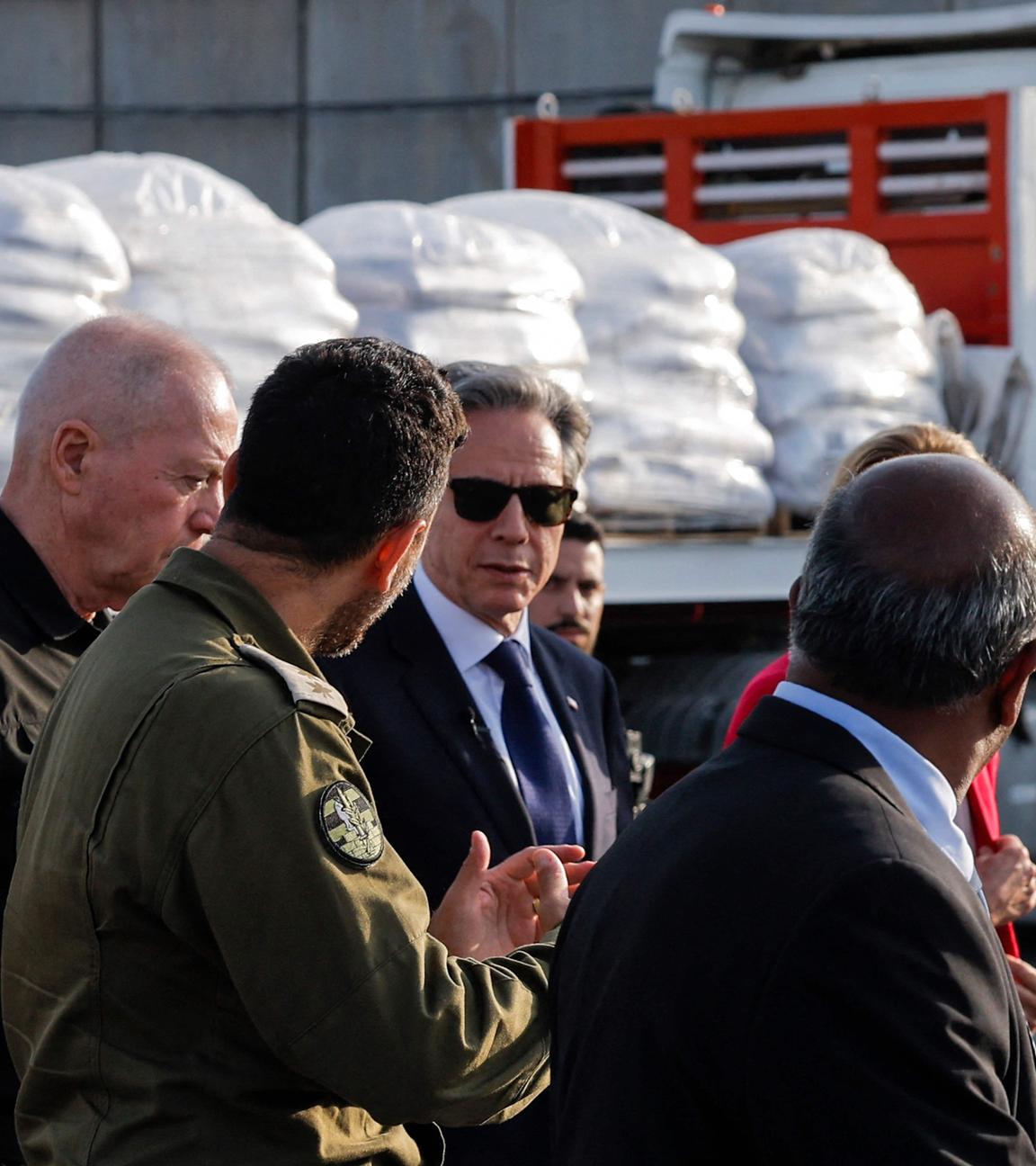 US-Außenminister Blinken läuft mit israelischen Offiziellen entlang der Grenze zu Gaza.