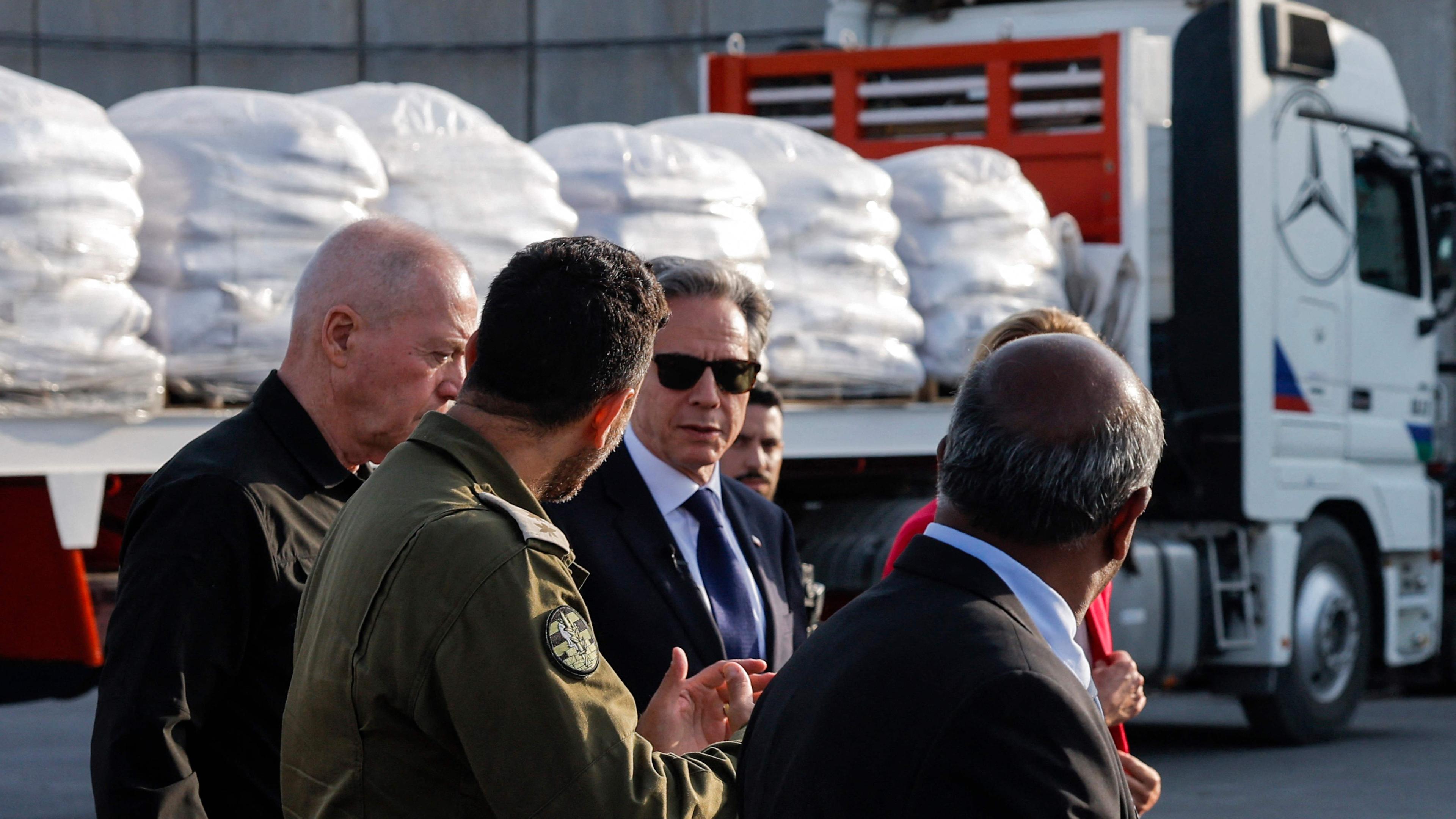 US-Außenminister Blinken läuft mit israelischen Offiziellen entlang der Grenze zu Gaza.