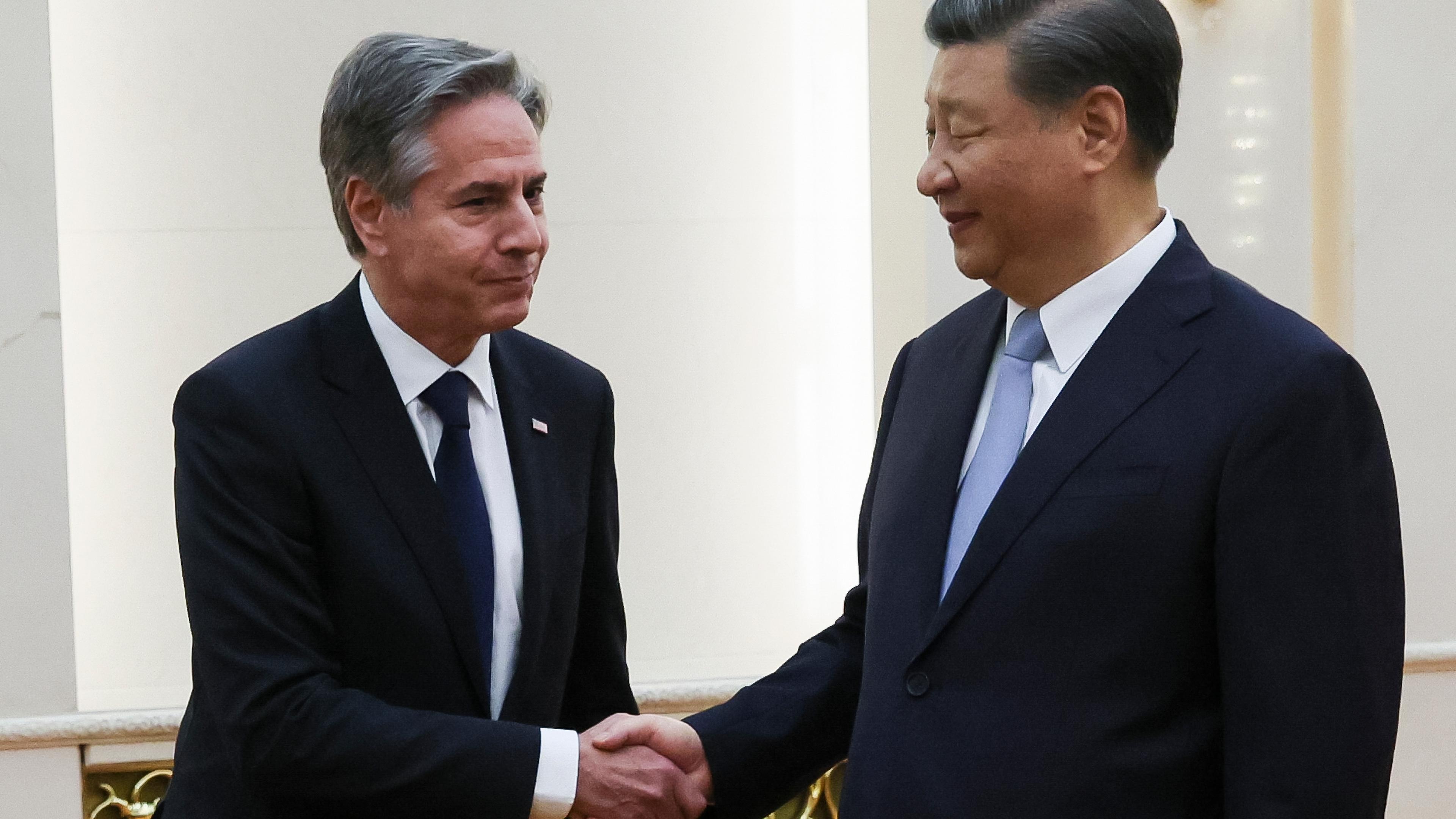 US-Außenminister Antony Blinken wird von Chinas Präsident Xi Jinping begrüßt.