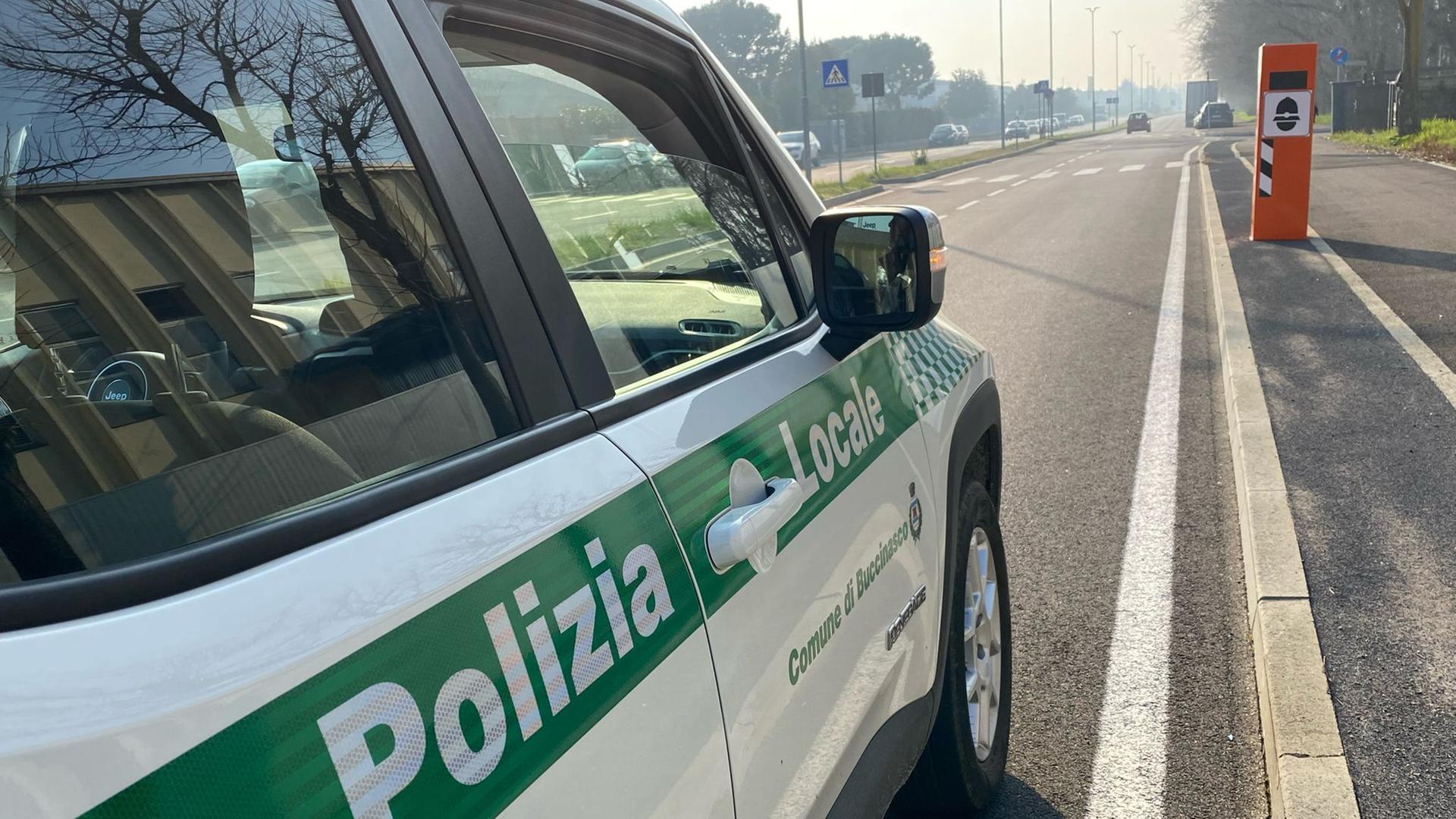 Radarfalle in Italien und Polizeiauto