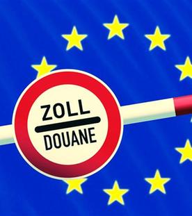 EU Flagge mit Zoll-Schranke