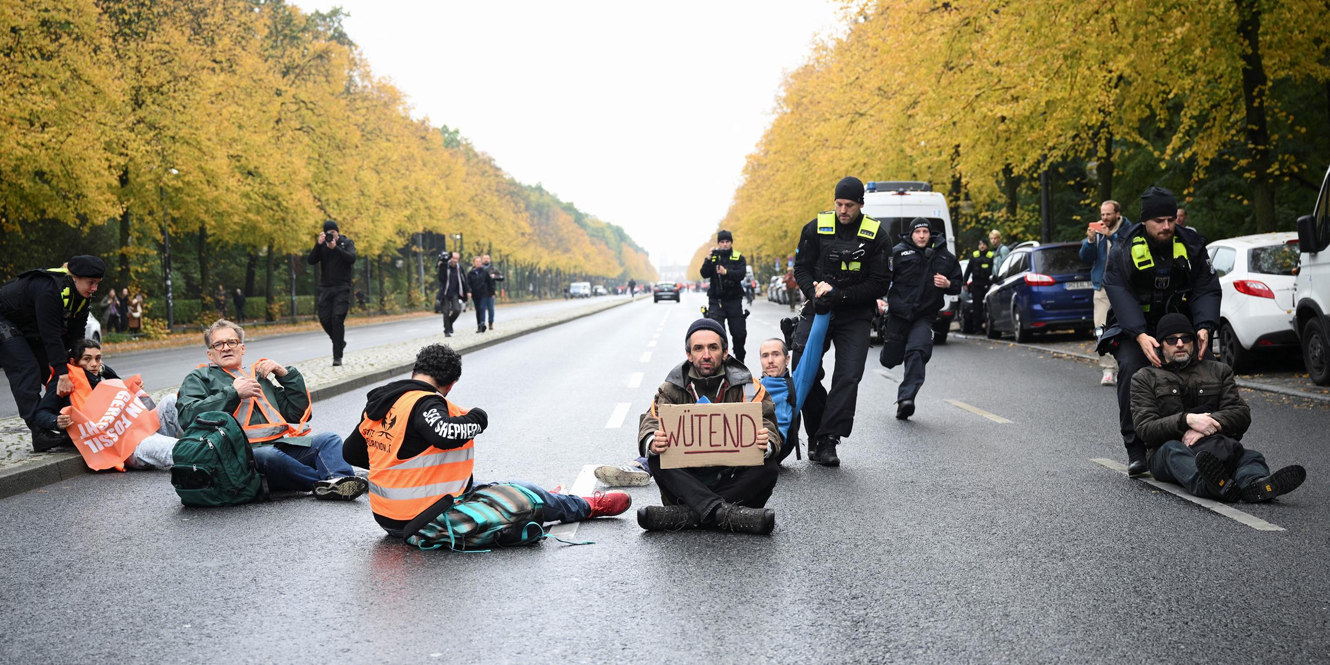 Aktivisten der "Letzten Generation" blockieren Straße des 17. Juni in Berlin