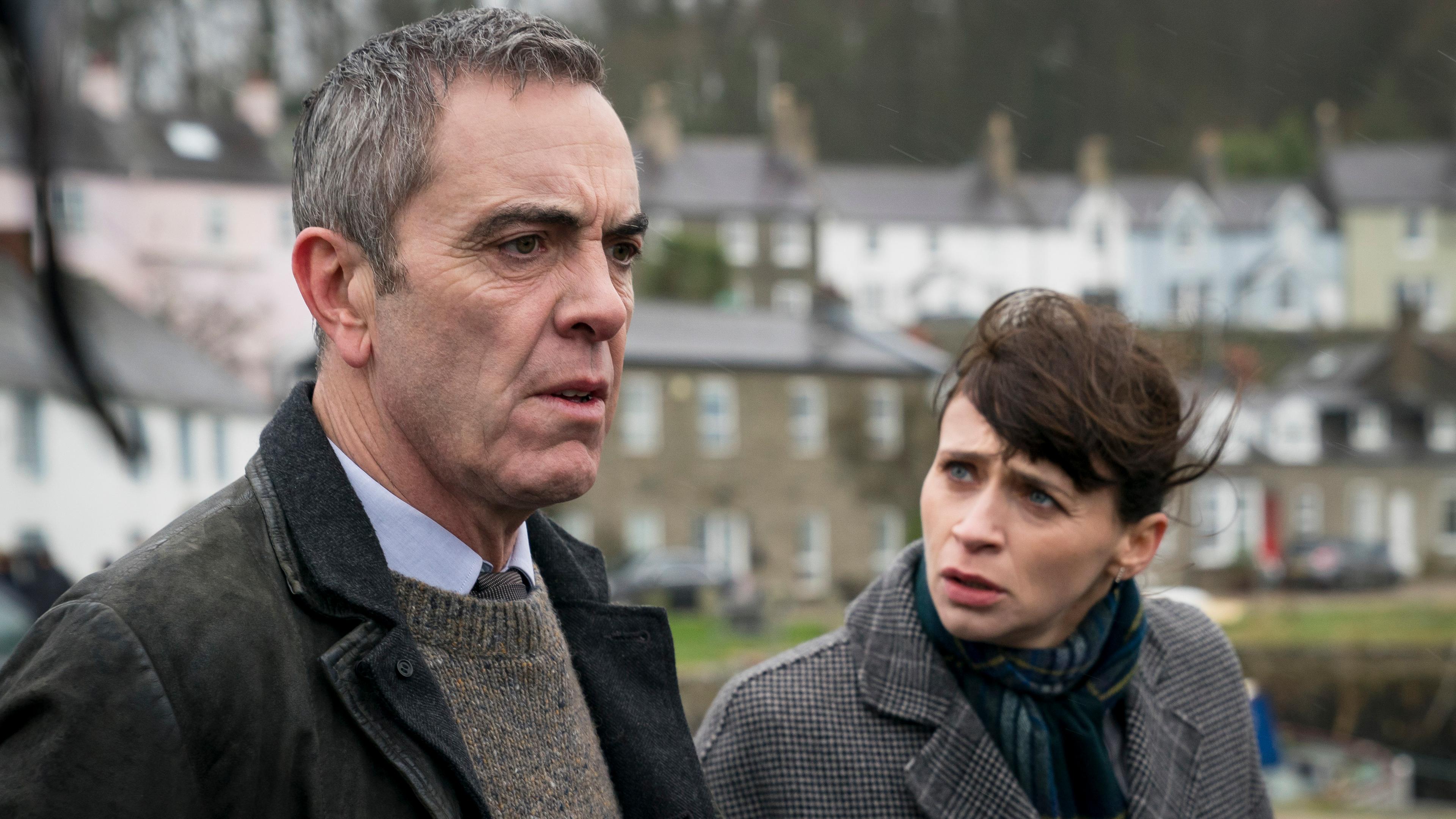 Tom Brannick (James Nesbitt) schreitet voran. Neben ihm geht Niamh McGovern (Charlene McKenna), die fragend zu ihm aufschaut.