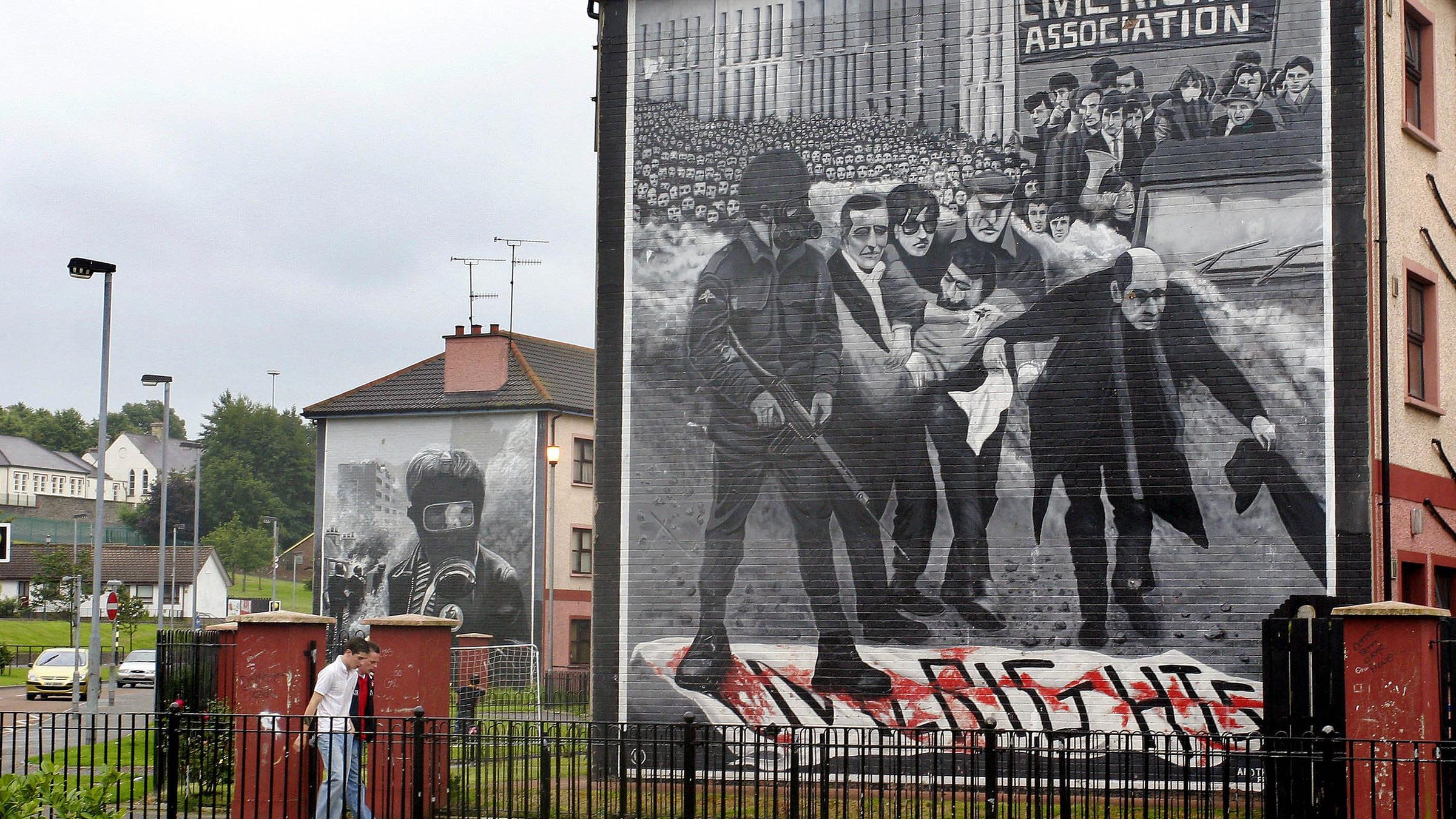 Nordirland: Häuser mit Wandgemälden, die an den "Bloody Sunday" erinnern