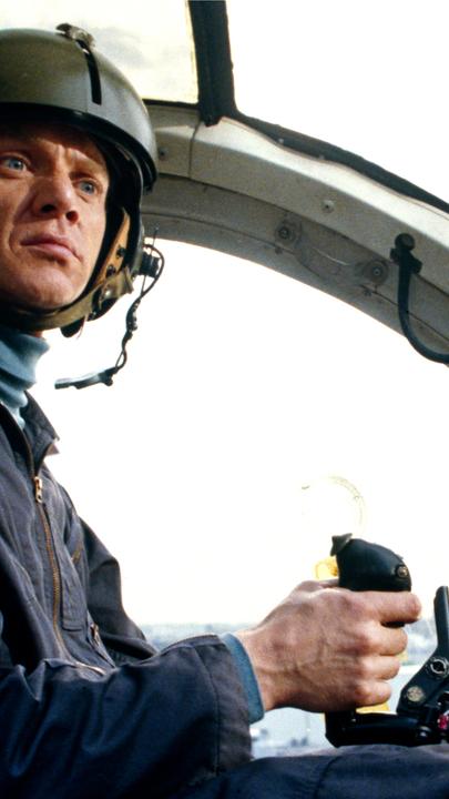 Der neue Hi-Tec-Hubschrauber "Blue Thunder" ist mit Richtmikrofonen, Kameras und einer Kanone ausgerüstet.