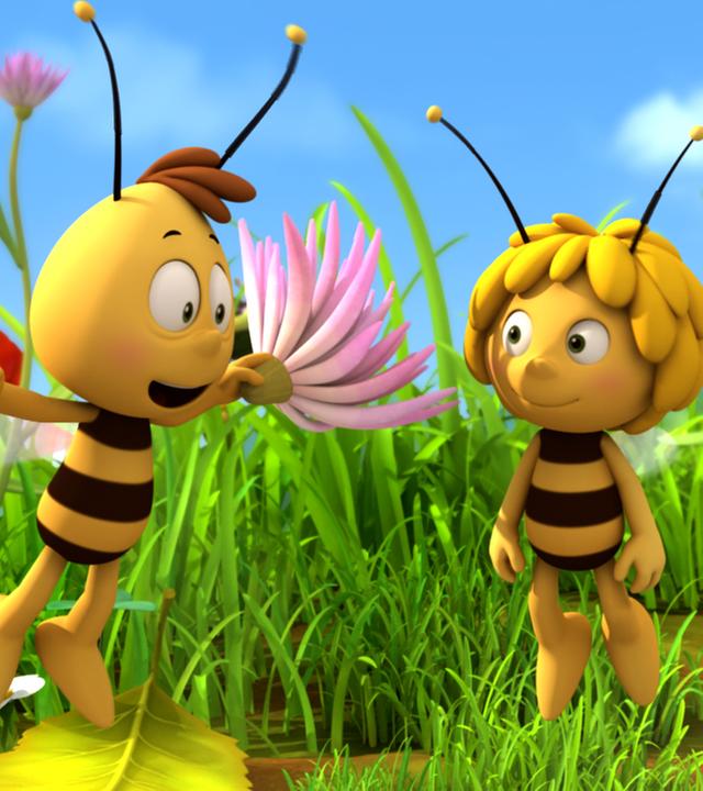 Willi ist ganz im Cheerleadermodus und nutzt Blütenblätter als Pompoms. Maja steht freudig daneben.