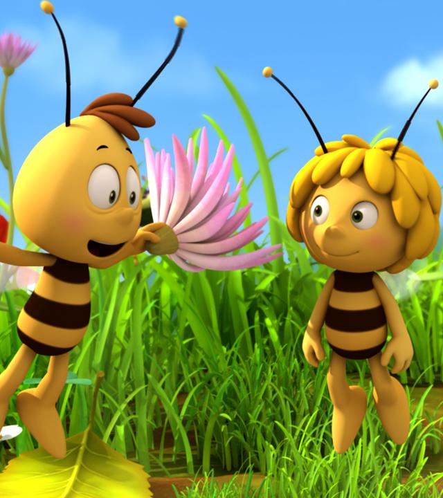 Willi ist ganz im Cheerleadermodus und nutzt Blütenblätter als Pompoms. Maja steht freudig daneben.