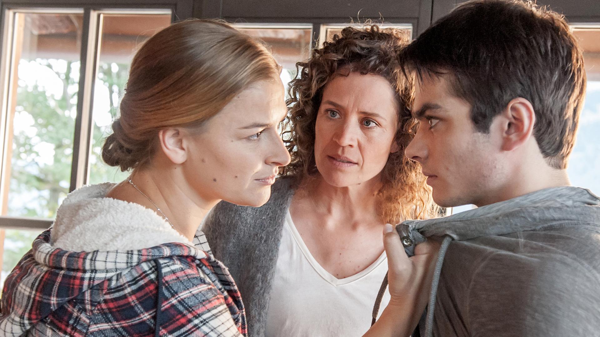 Anne (Ines Lutz) hat Lukas (Anton Andreew) am Kragen gepackt und sieht ihm in die Augen.