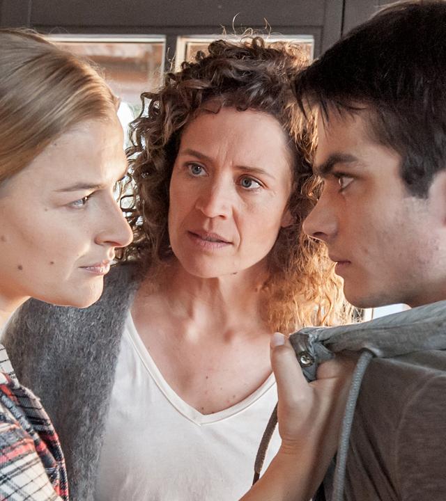 Anne (Ines Lutz) hat Lukas (Anton Andreew) am Kragen gepackt und sieht ihm in die Augen.