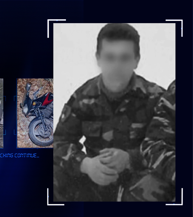 Schwarzweißfoto eines Mannes, ca. 35 Jahre alt, in Militäruniform. Er sitzt in Hocke und schaut Richtung Kamera. Sein Gesicht wurde technisch verfremdet. Im Anschnitt ist rechts neben dem Mann eine weitere Person zu erkennen. Links daneben: Lichtschematische Darstellung eines Fingerabdrucks.
