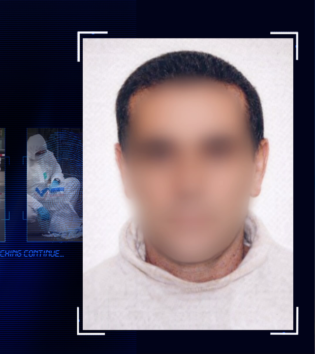 Portraitfoto eines Mannes, ca. 40 Jahre alt vor weißem Hintergrund. Er trägt einen hellen Kaputzenpulli, hat kurze schwarze Haare und schaut Richtung Kamera. Sein Gesicht wurde technisch verfremdet. Links daneben: Lichtschematische Darstellung eines Fingerabdrucks.