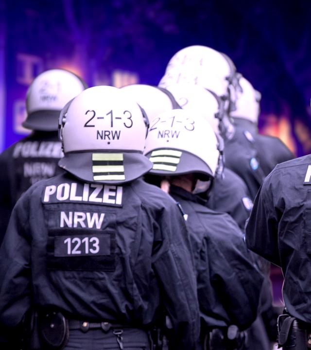 Nahaufnahme mehrerer Polizisten in NRW von hinten 