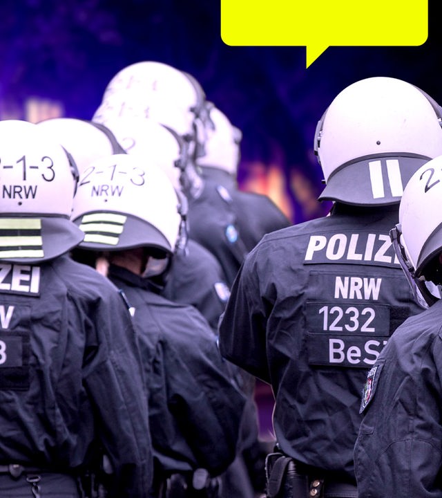 Nahaufnahme mehrerer Polizisten in NRW von hinten 