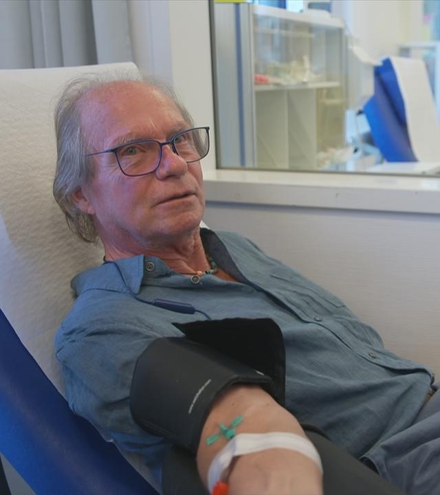 Ein älterer Mann spendet Blutplasma