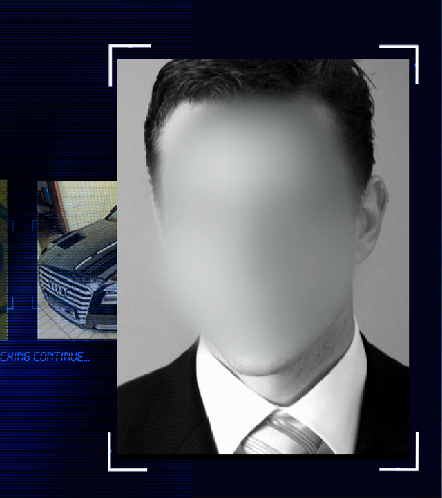 Schwarzweißportraitfoto eines Mannes mit kurzen schwarzen Haaren. Das Gesicht wurde technisch verfremdet. Er trägt einen im Anschnitt erkennbaren Anzug mit gestreifter Krawatte. Links daneben: Lichtschematische Darstellung eines Fingerabdrucks.