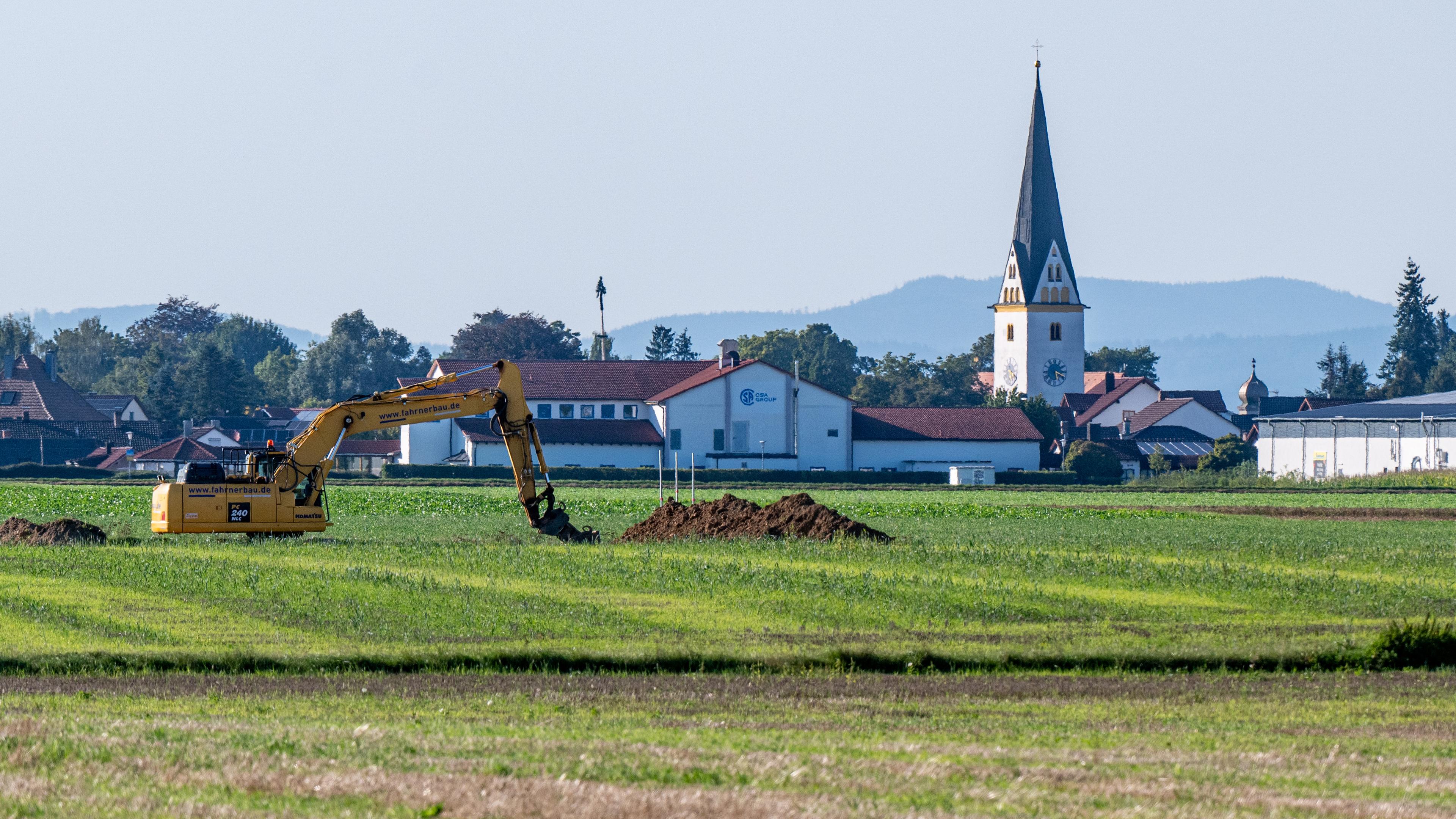 Ein Feld zwischen Irlbach und Straßkirchen, im Hintergrund die Pfarrkirche St. Stephanus -  nur unweit von hier soll eine neue Batteriefabrik entstehen.