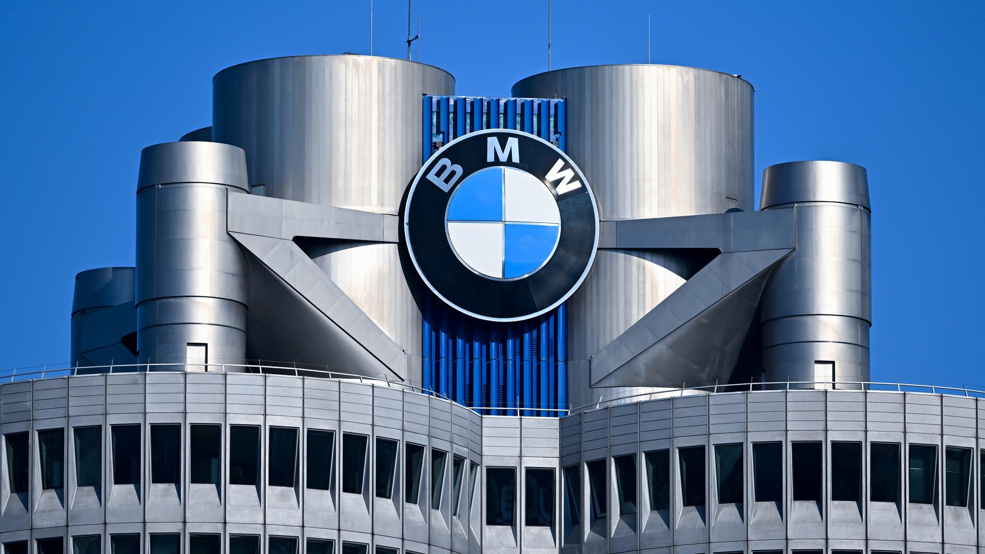 Das Markenlogo von BMW ist am BMW-Vierzylinder, auch BMW-Turm und BMW-Hochhaus genannt, Hauptverwaltungsgebäude und Wahrzeichen des Fahrzeugherstellers BMW, zu sehen. 