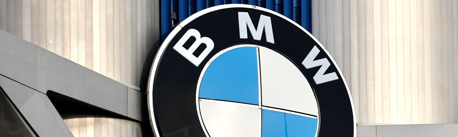 Das Logo der Bayerische Motoren Werke AG (BMW) auf dem Hauptsitz von BMW in München ist zu sehen.