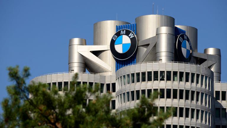 BMW Firmenlogo auf dem BMW-Turm
